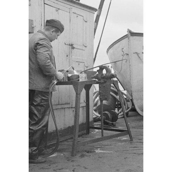 Un marin allemand effectue une soudure à bord d'un dragueur de mines du type Sperrbrecher (briseur de blocus).