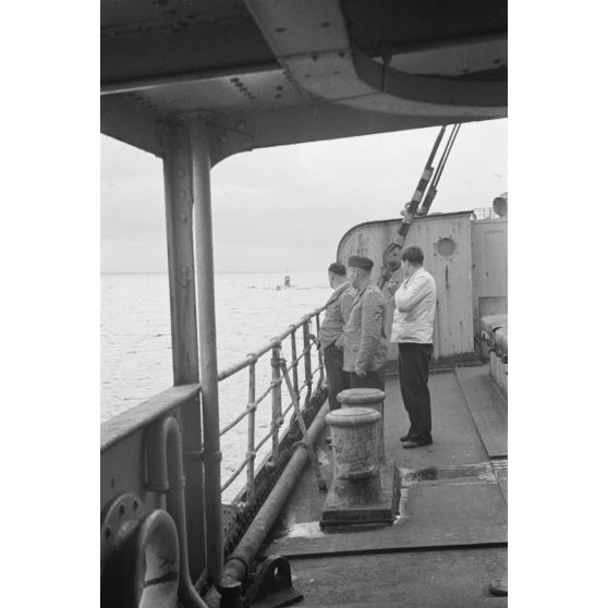 Le retour de croisière d'un sous-marin allemand photographié depuis le pont d'un dragueur de mines du type Sperrbrecher (briseur de blocus).