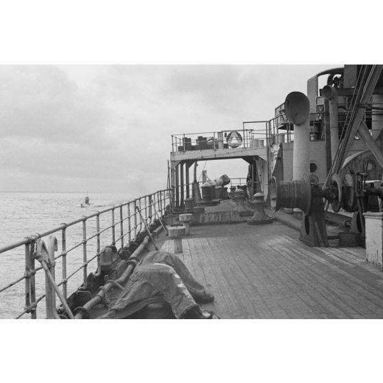 Le retour de croisière d'un sous-marin allemand photographié depuis le pont d'un dragueur de mines du type Sperrbrecher (briseur de blocus).