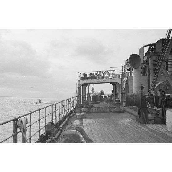 Le retour de croisière d'un sous-marin allemand photographié depuis le pont d'un dragueur de mines du type Sperrbrecher (briseur de blocus).