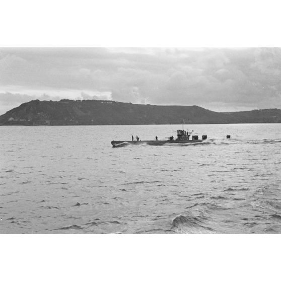 Le retour de croisière d'un sous-marin allemand photographié depuis le pont d'un dragueur de mines du type Sperrbrecher (briseur de blocus).