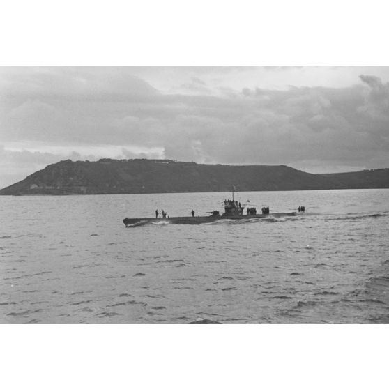 Le retour de croisière d'un sous-marin allemand photographié depuis le pont d'un dragueur de mines du type Sperrbrecher (briseur de blocus).