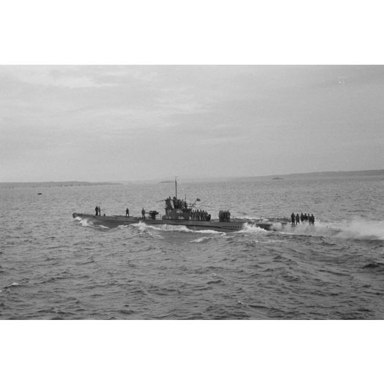 Le retour de croisière d'un sous-marin allemand photographié depuis le pont d'un dragueur de mines du type Sperrbrecher (briseur de blocus).