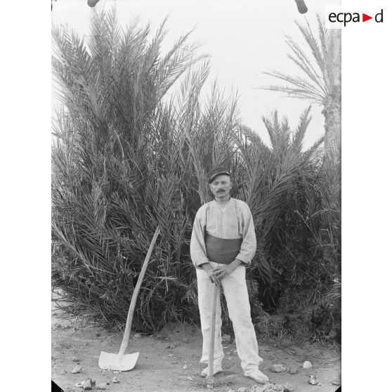 40. [Algérie, 1905-1914. Portrait de militaire probablement affecté au 1er régiment d'infanterie légère d'Afrique.]