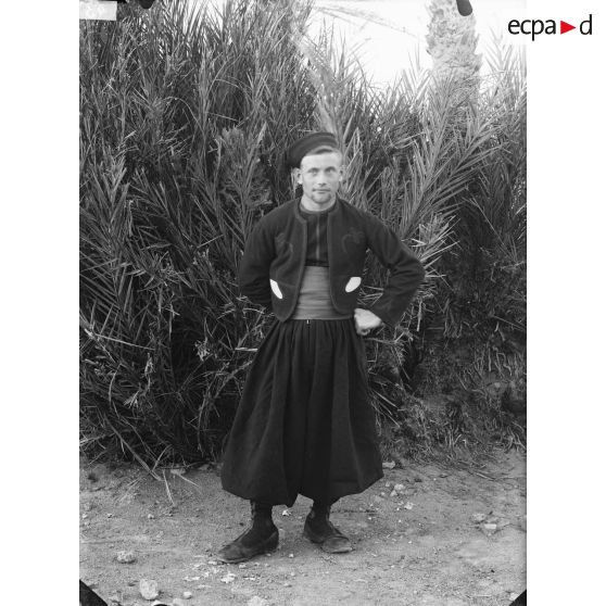 43. [Algérie, 1905-1914. Portrait d'un zouave.]