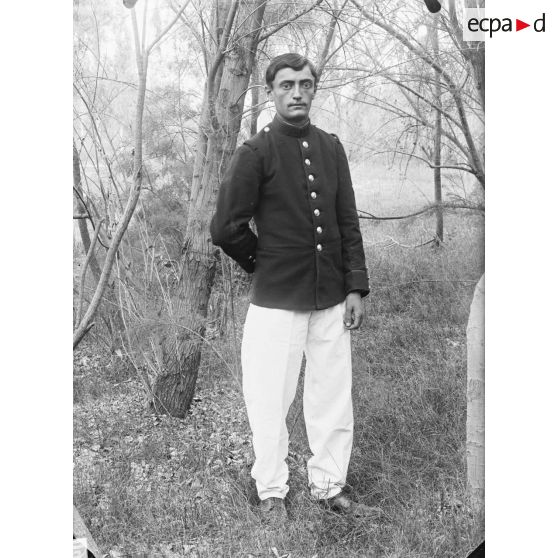 119. [Algérie, 1905-1914. Portrait d'un militaire peut-être affecté au 1er bataillon d'infanterie légère d'Afrique.]