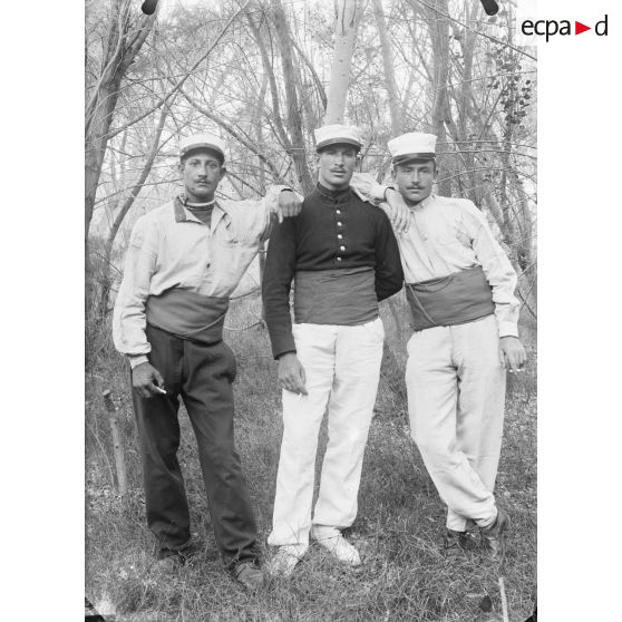 120. [Algérie, 1905-1914. Portrait de militaires peut-être affectés au 1er bataillon d'infanterie légère d'Afrique.]