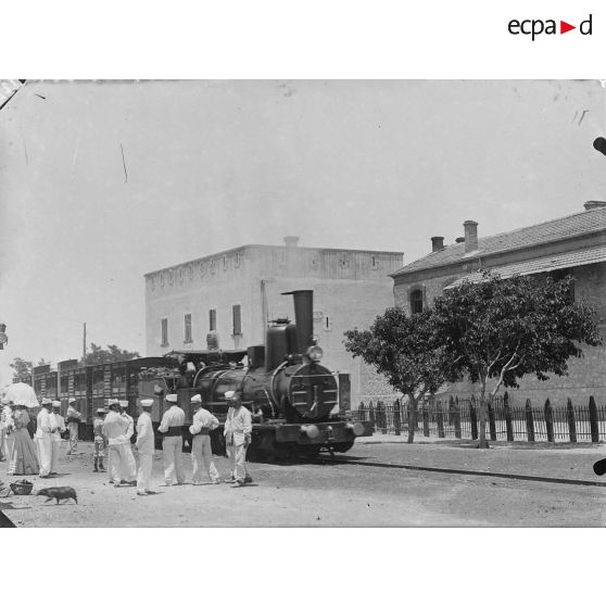 122. [Militaires en gare d'El Kreider, 1905-1914.]