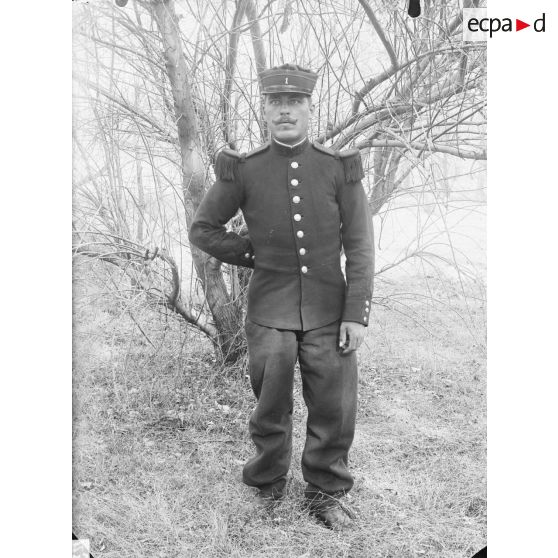 123. [Algérie, 1905-1914. Portrait d'un militaire peut-être affecté au 1er bataillon d'infanterie légère d'Afrique.]