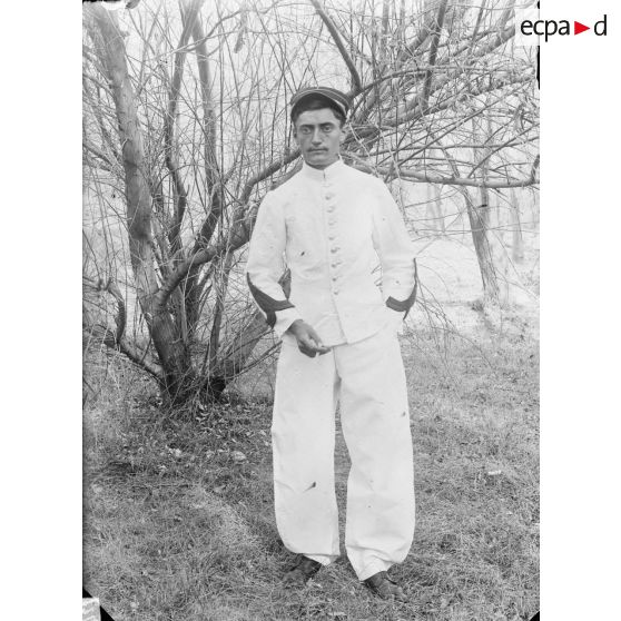 124. [Algérie, 1905-1914. Portrait d'un militaire peut-être affecté au 1er bataillon d'infanterie légère d'Afrique.]