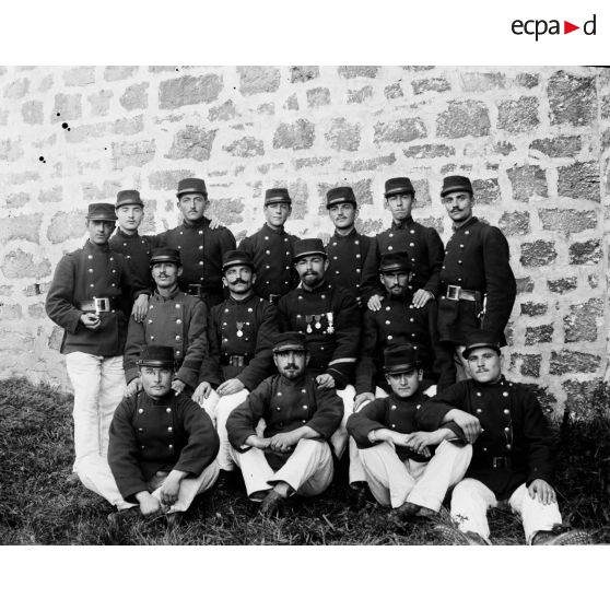 223. [Algérie, 1905-1914. Photographie d'un groupe de militaires.]