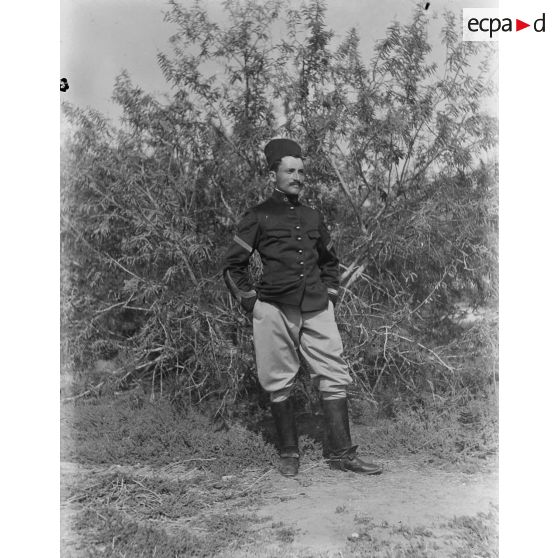 226. [Algérie, 1905-1914. Portrait d'un militaire peut-être affecté dans une compagnie saharienne.]