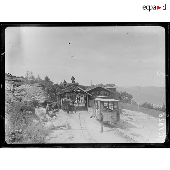 Vue générale de la gare du plan incliné. Arrivée d'un wagon. [légende d'origine]