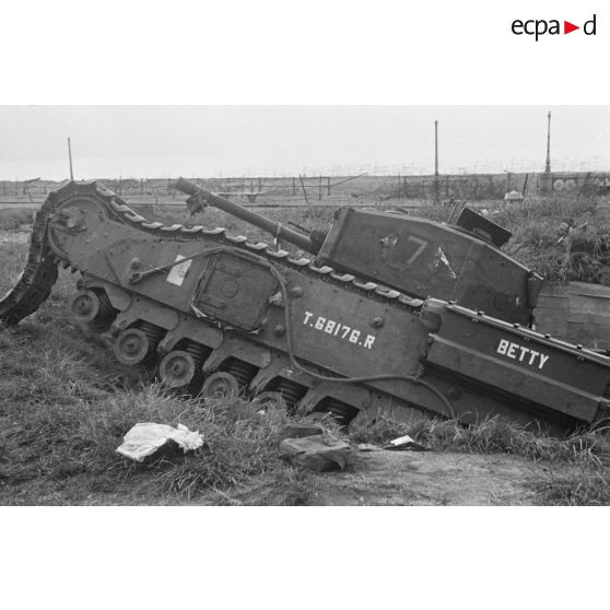 Sur la plage de Dieppe après le raid du 19 août 1942 de l'opération Jubilee, le char canadien Churchill baptisé Betty immatriculé T 68168 R.