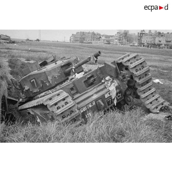 Sur la plage de Dieppe après le raid du 19 août 1942 de l'opération Jubilee, le char canadien Churchill baptisé Betty immatriculé T 68168 R.