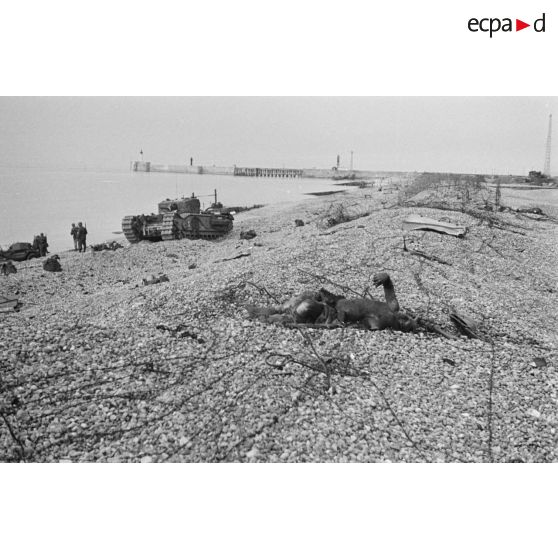 Sur la plage de Dieppe après le raid du 19 août 1942 de l'opération Jubilee, le cadavre d'un soldat canadien.