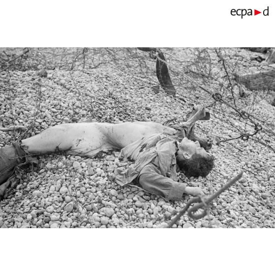 Sur la plage de Dieppe après le raid du 19 août 1942 de l'opération Jubilee, le cadavre d'un soldat canadien.