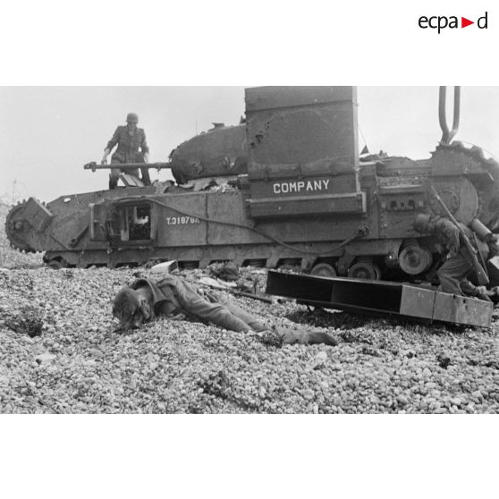 Sur la plage de Dieppe après le raid du 19 août 1942 de l'opération Jubilee, les cadavres des soldats canadiens et les carcasses des blindés.