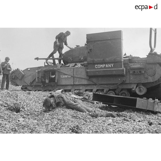 Sur la plage de Dieppe après le raid du 19 août 1942 de l'opération Jubilee, les cadavres des soldats canadiens et les carcasses des blindés.