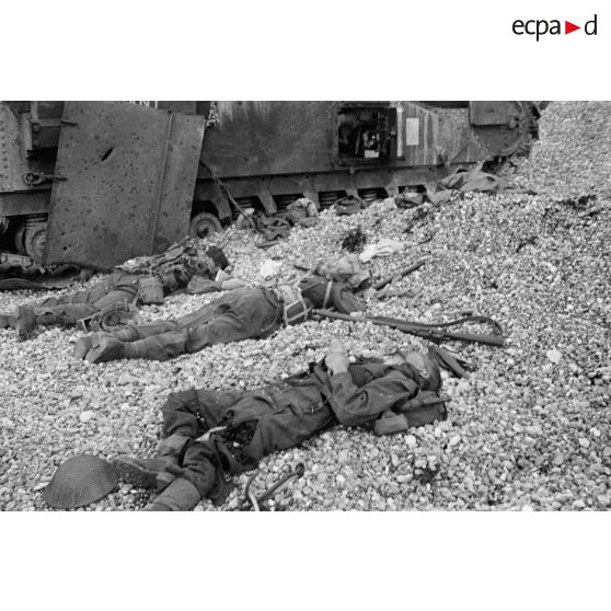 Sur la plage de Dieppe après le raid du 19 août 1942 de l'opération Jubilee, les cadavres des soldats canadiens et les carcasses des blindés.