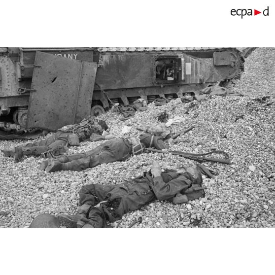 Sur la plage de Dieppe après le raid du 19 août 1942 de l'opération Jubilee, les cadavres des soldats canadiens et les carcasses des blindés.