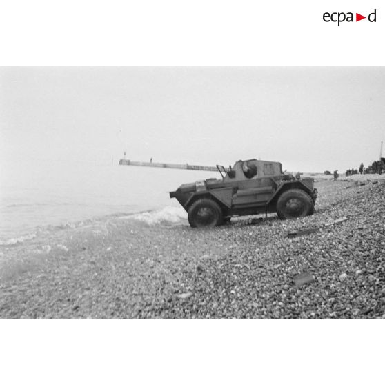 Un Daimler Scout Car Dingo, sur la plage de Dieppe après le raid du 19 août 1942 de l'opération Jubilee.