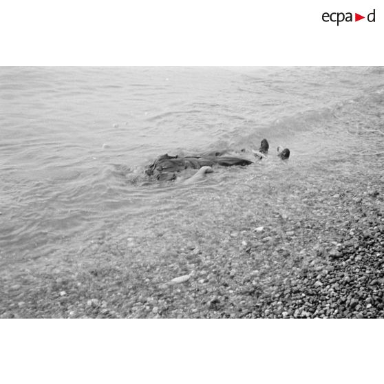 Sur la plage de Dieppe après le raid du 19 août 1942 de l'opération Jubilee, les cadavres des soldats canadiens et les carcasses des blindés.