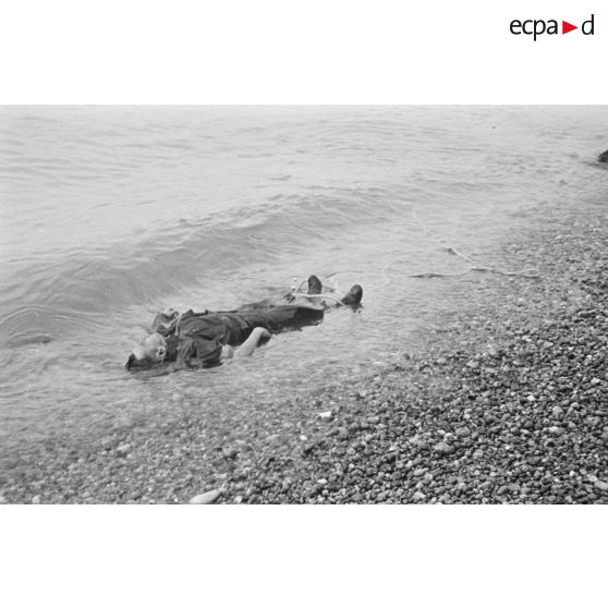 Sur la plage de Dieppe après le raid du 19 août 1942 de l'opération Jubilee, les cadavres des soldats canadiens et les carcasses des blindés.