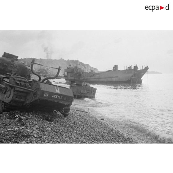 Sur la plage de Dieppe après le raid du 19 août 1942 de l'opération Jubilee, un char canadien Churchill baptisé Beetl.