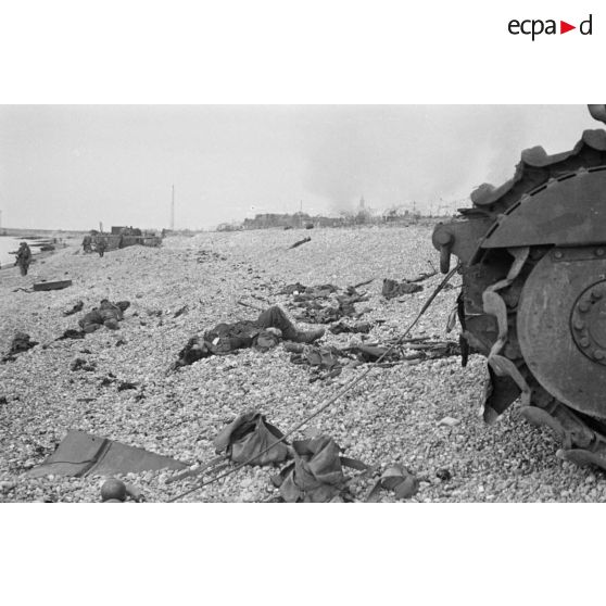 Sur la plage de Dieppe après le raid du 19 août 1942 de l'opération Jubilee, les cadavres des soldats canadiens et les carcasses des blindés.