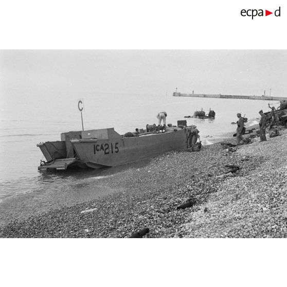 Sur la plage de Dieppe après le raid du 19 août 1942 de l'opération Jubilee, les cadavres des soldats canadiens et les carcasses des blindés.