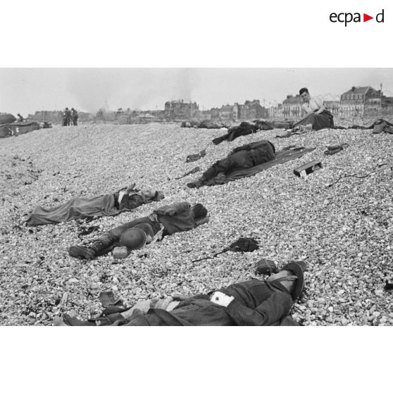 Sur la plage de Dieppe après le raid du 19 août 1942 de l'opération Jubilee, les cadavres des soldats canadiens et les carcasses des blindés.