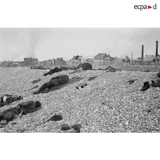 Sur la plage de Dieppe après le raid du 19 août 1942 de l'opération Jubilee, les cadavres des soldats canadiens et les carcasses des blindés.