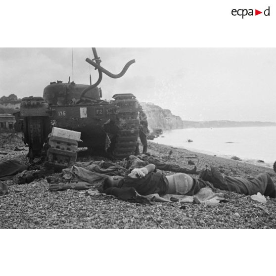 Sur la plage de Dieppe après le raid du 19 août 1942 de l'opération Jubilee, les cadavres des soldats canadiens et les carcasses des blindés.