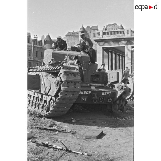 Char Churchill du 14th Canadian Bataillon Tank Regiment Calcary peu après lé débarquement canadien sur la plage de Dieppe.