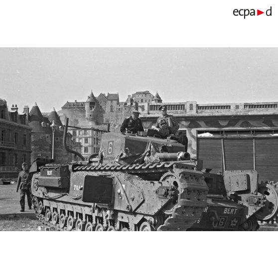 Char Churchill du 14th Canadian Bataillon Tank Regiment Calcary peu après lé débarquement canadien sur la plage de Dieppe.