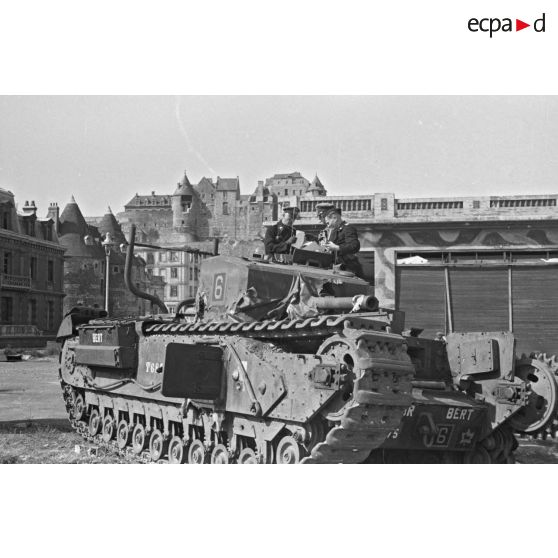 Char Churchill du 14th Canadian Bataillon Tank Regiment Calcary peu après lé débarquement canadien sur la plage de Dieppe.