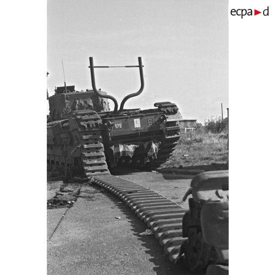 Char Churchill du 14th Canadian Bataillon Tank Regiment Calcary peu après lé débarquement canadien sur la plage de Dieppe.