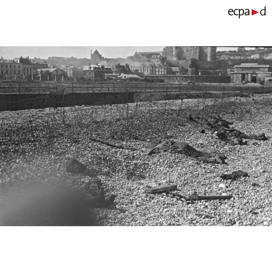 Cadavres de soldats canadiens peu après le débarquement anglo-canadiens sur Dieppe.