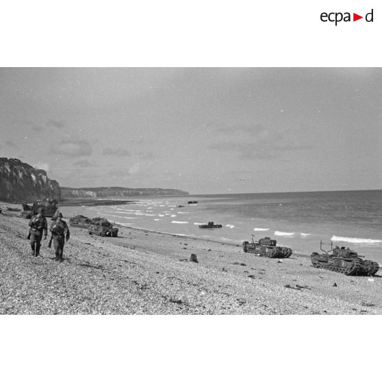 Patrouille allemande sur la plage de Dieppe peu après la tentative de débarquement anglo-canadienne (opération Jubilee).