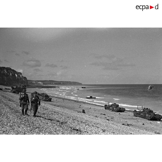 Patrouille allemande sur la plage de Dieppe peu après la tentative de débarquement anglo-canadienne (opération Jubilee).