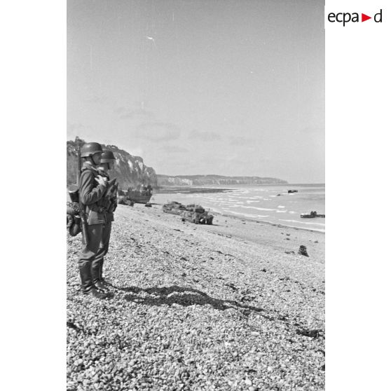 Patrouille allemande sur la plage de Dieppe peu après la tentative de débarquement anglo-canadienne (opération Jubilee).