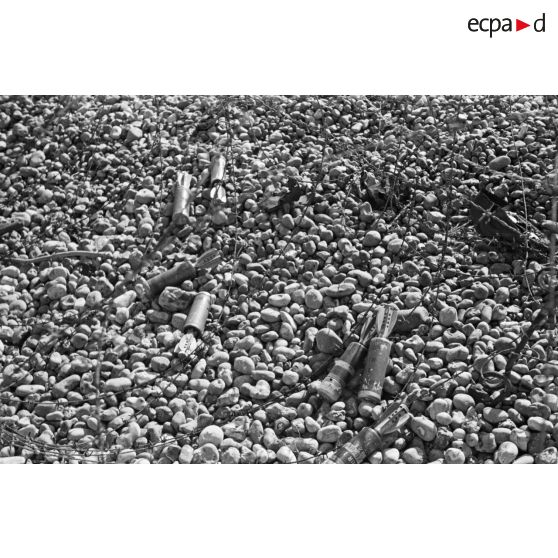 Obus de mortier sur la plage de Dieppe peu après la tentative de débarquement anglo-canadienne (opération Jubilee).