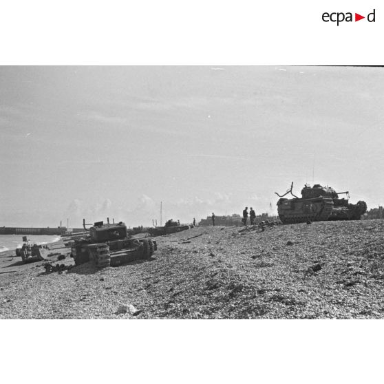 Chars Churchill du 14th Canadian Bataillon Tank Regiment Calcary peu après lé débarquement canadien sur la plage de Dieppe.