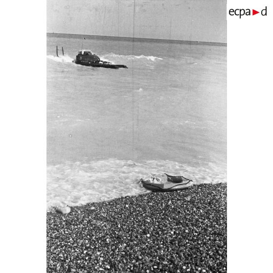 Char Churchill du 14th Canadian Bataillon Tank Regiment Calcary peu après lé débarquement canadien sur la plage de Dieppe.