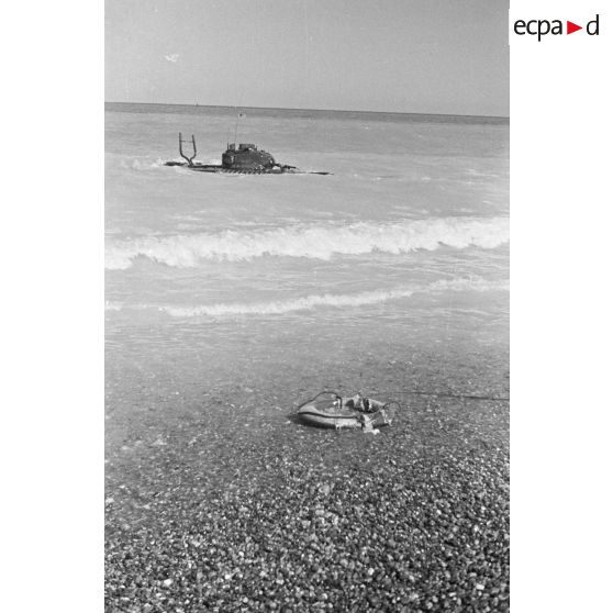 Char Churchill du 14th Canadian Bataillon Tank Regiment Calcary peu après lé débarquement canadien sur la plage de Dieppe.