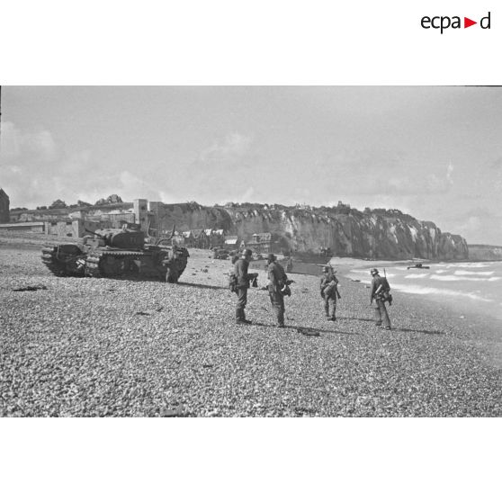 Char Churchill du 14th Canadian Bataillon Tank Regiment Calcary peu après lé débarquement canadien sur la plage de Dieppe.