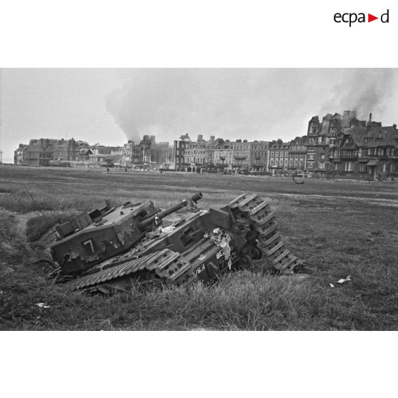 Char Churchill du 14th Canadian Army Tank Regiment détruit sur la plage de Dieppe (Opération Jubilee).