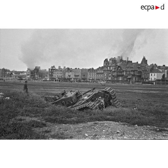 Char Churchill du 14th Canadian Army Tank Regiment détruit sur la plage de Dieppe (Opération Jubilee).