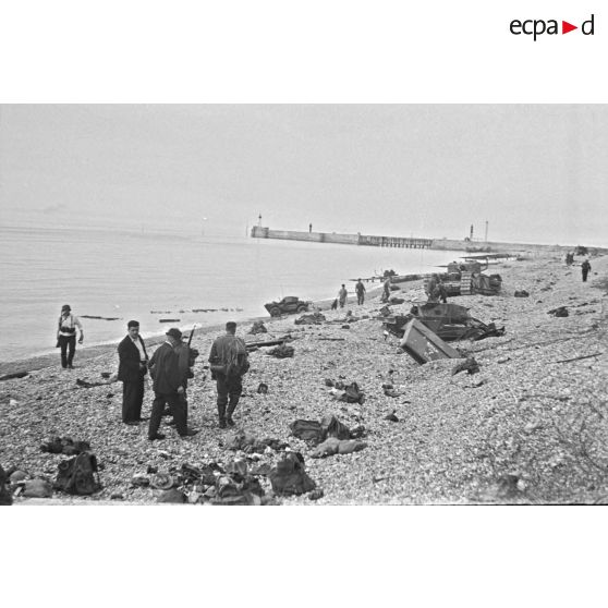 La plage de Dieppe après la tentative de débarquement canadienne prévue lors de l'opération Jubilee.